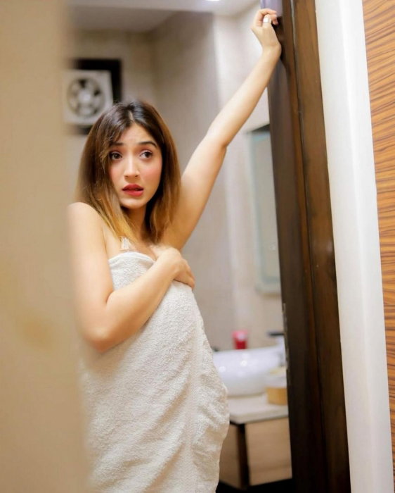 Tina Khan - foto 2