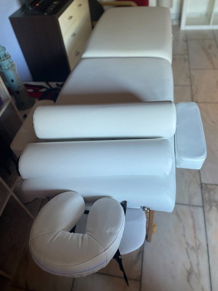 Anna Mit Massageliege1 - foto