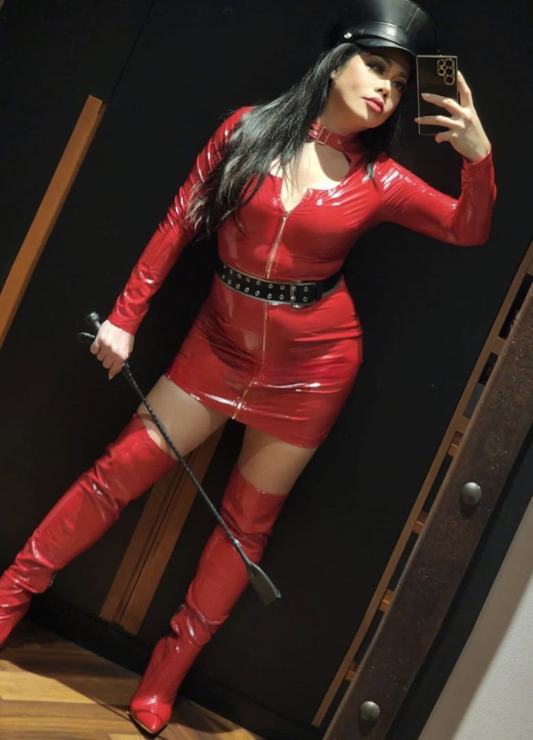 Hung Mistress Regina - photo 2