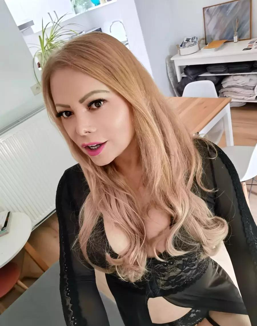 Petite Blonde Last Tour In Europe - photo