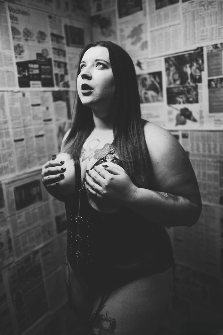 Wieder Aktiv Molliges Ch Girl Verchouft Heissi Videos Fotos Uf Whatsapp - photo